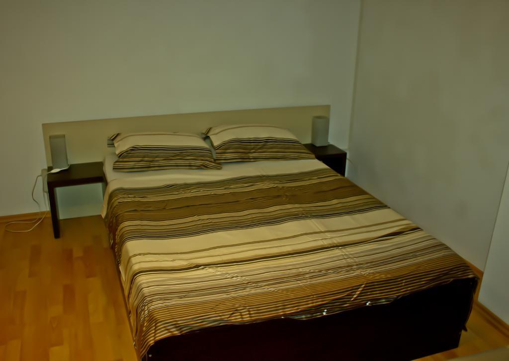 Dracula Adventure Tours Accommodation Bukarest Kültér fotó